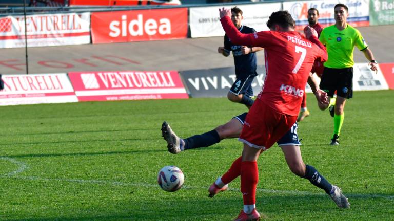 Elia Petrelli scocca il destro vincente contro la Cittadella (Foto Blaco)