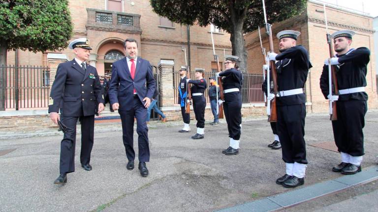 Ravenna, Salvini alla firma per la diga del rigassificatore: sarà lunga quasi un chilometro, lavori in due anni GALLERY