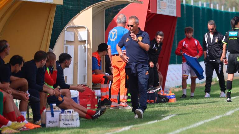 L’allenatore ravennate Mauro Antonioli in primo piano: sullo sfondo il tecnico pascoliano Mirko Taccola (Zanotti)