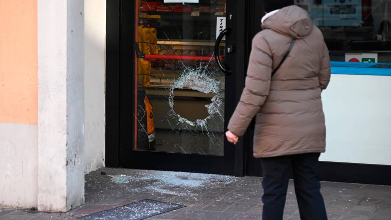 Forlì, spaccata al market con un’accetta: arrestato il tunisino