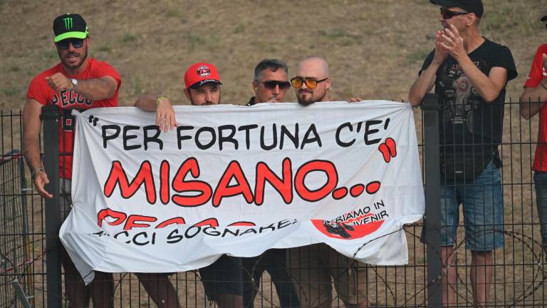 “Se sei incerto, tieni aperto”: gli striscioni per la MotoGp a Misano - Gallery