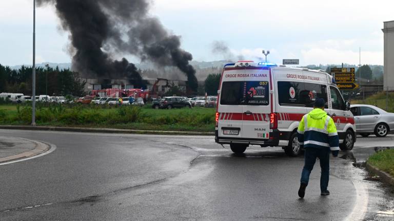 Meldola, violento incendio allo sfasciacarrozze, altissima colonna di fumo VIDEO e FOTOGALLERY