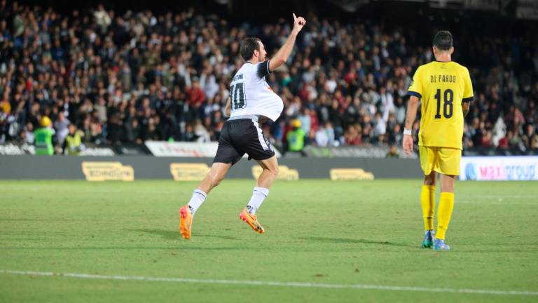 Simone Bastoni esulta dopo il gol segnato al Modena, il sesto realizzato dal Cesena su azione in 5 giornate (foto Gianmaria Zanotti)