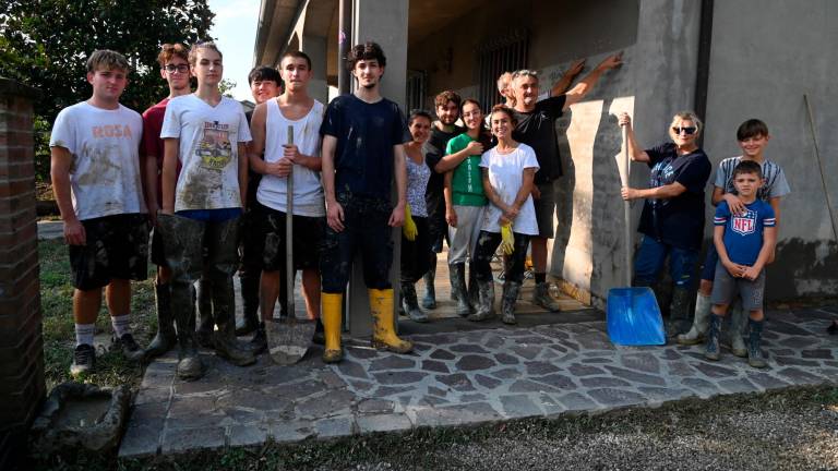 Denis Sansavini con moglie, figli e amici al lavoro per ripulire la casa a Villanova (foto Fabio Blaco)