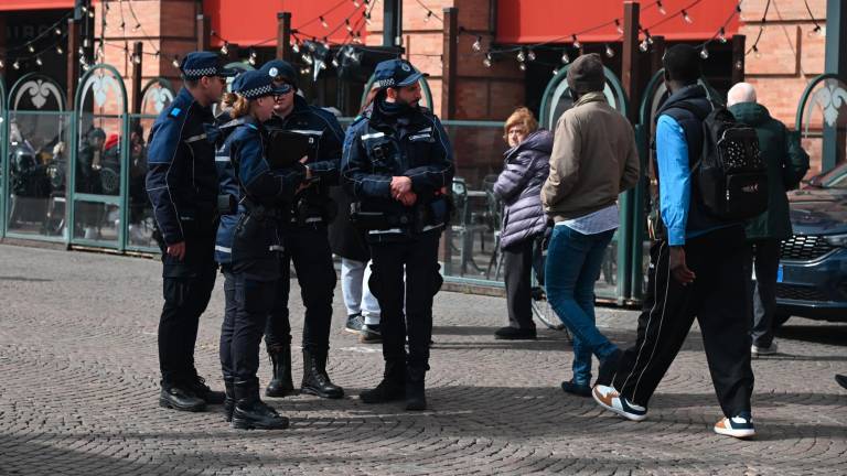 Agenti della polizia locale in centro storico (foto Fabio Blaco)