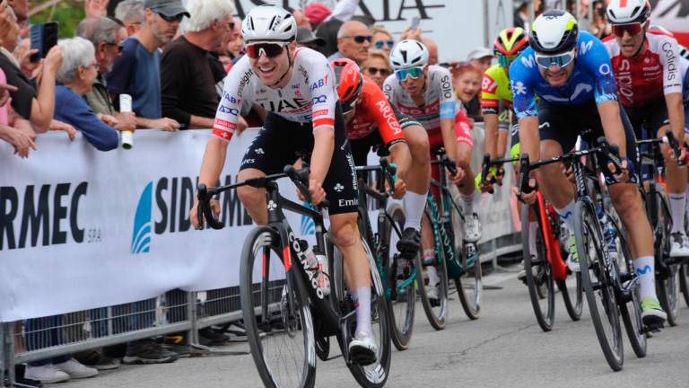 L’arrivo vincente di Mark Hirschi, in maglia azzurra Lorenzo Milesi e in maglia rossa Vincenzo Albanese (foto Mario Zannoni)