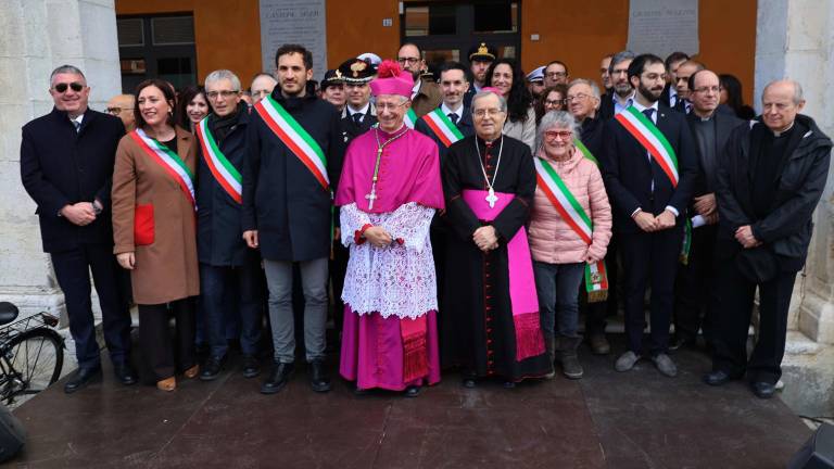 Cesena. Bagno di folla in piazza del Popolo per l’abbraccio con il nuovo vescovo Caiazzo. FOTO GALLERY