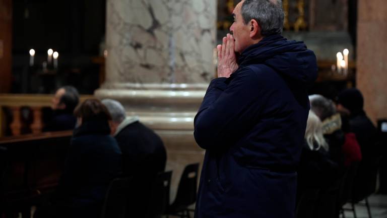 Preghiera nella cattedrale di Santa Croce a Forlì (Foto Fabio Blaco)