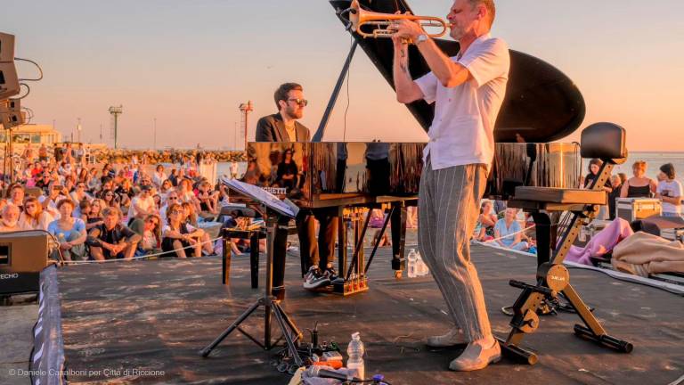 Riccione, il jazz e l’alba sul mare: la magia della musica di Pino Daniele suonata da Fabrizio Bosso e Julian Oliver Mazzariello - Gallery