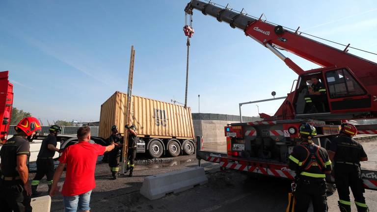 Tir si infossa nell’asfalto ceduto e blocca il traffico al porto - foto