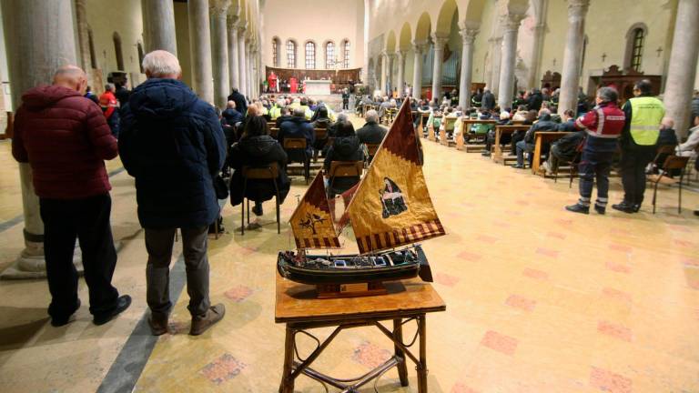 Ravenna. Basilica di San Francesco affollata per la messa per Santa Barbara, patrona dei vigili del fuoco. Il dono dei bambini