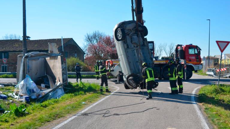 Ravenna, terribile incidente e l’auto si inserisce nel camion: grave un giovane - Gallery