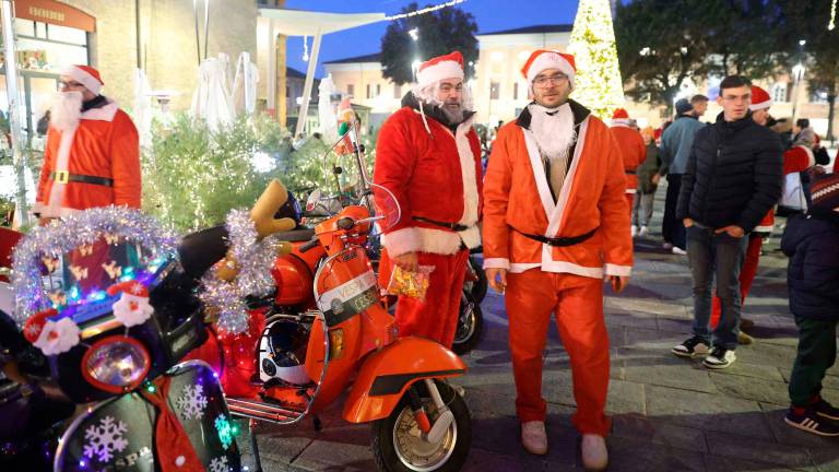 A Cesena i Babbi Natale sfrecciano in Vespa e portano doni ai bambini VIDEO e FOTOGALLERY