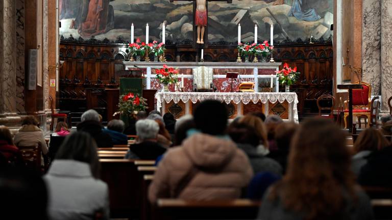 Preghiera nella cattedrale di Santa Croce di Forlì (Foto Fabio Blaco)