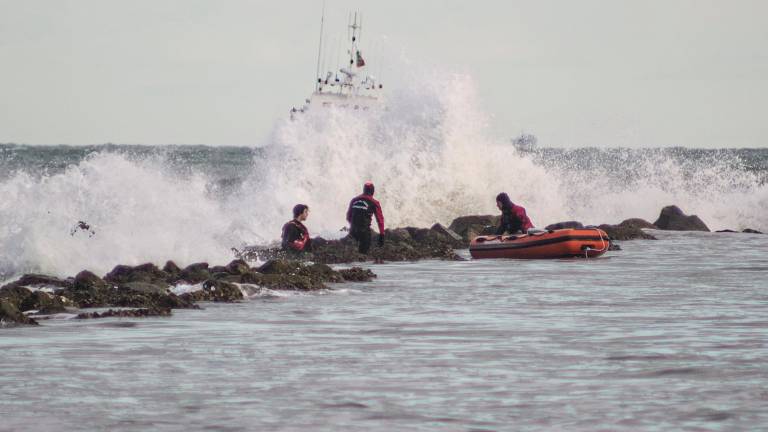 Ravenna. Salvato in mare un giovane surfista aggrappato agli scogli