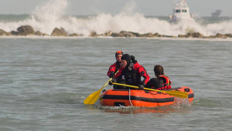 Ravenna. Salvato in mare un giovane surfista aggrappato agli scogli