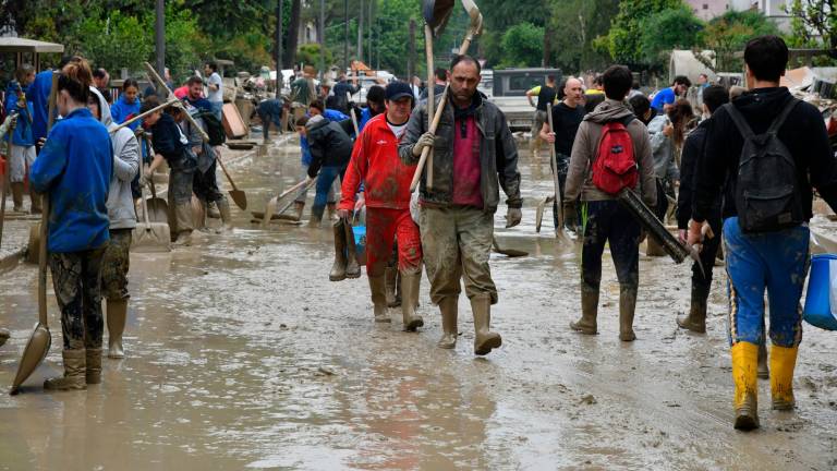 Cittadini e volontari nel fango dopo l’alluvione