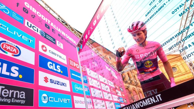 Ciclismo, In tanti in piazza Matteotti a Imola per la partenza della quarta tappa del Giro d’Italia Women GALLERY E VIDEO