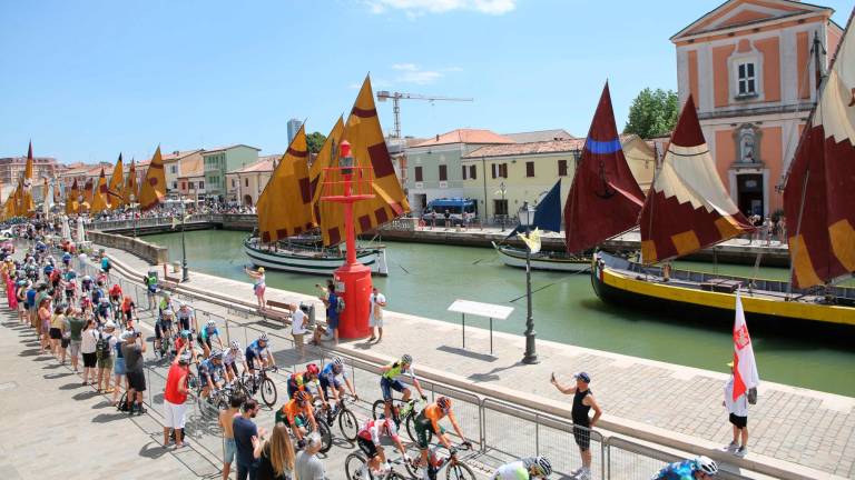 Tour de France a Cesenatico: lo spettacolo della partenza in un mare di folla - VIDEO GALLERY