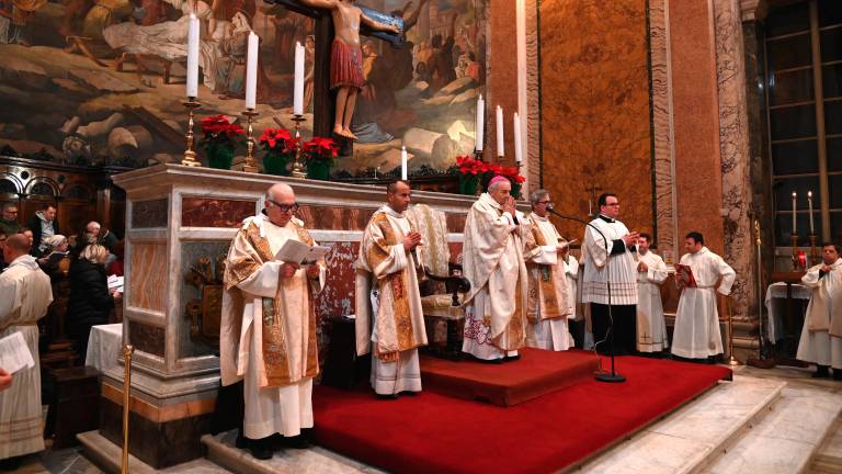 Forlì. Il vescovo Livio Corazza ha aperto il Giubileo in città: pellegrinaggio da San Mercuriale al Duomo FOTO