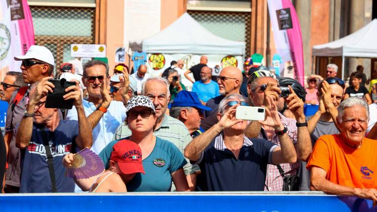 Ciclismo, In tanti in piazza Matteotti a Imola per la partenza della quarta tappa del Giro d’Italia Women GALLERY E VIDEO