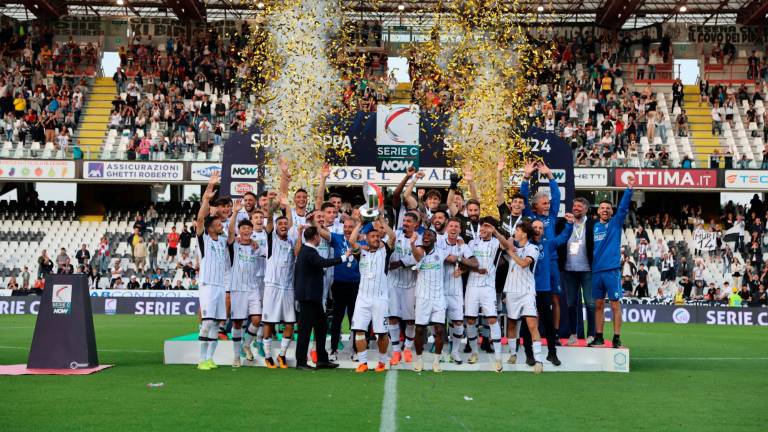 Il Cesena con la Supercoppa di Serie C conquistata il 19 maggio al Dino Manuzzi (foto Gianmaria Zanotti)