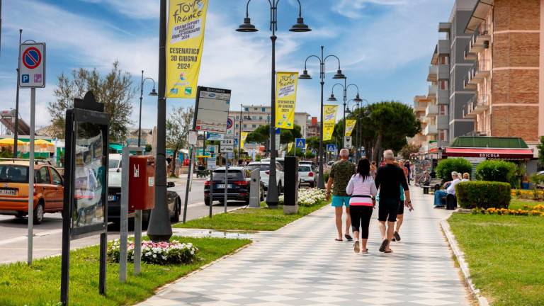 Cesenatico, in vendita gli stendardi del passaggio del Tour de France: il ricavato in beneficenza