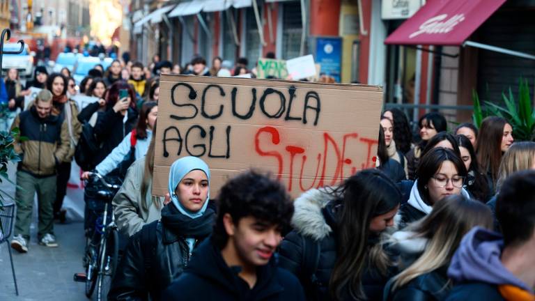 Imola, gli studenti in piazza: “Ci servono più aule, non più bombe” VIDEO GALLERY