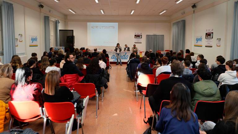 “Il ragazzo dai pantaloni rosa”: la lezione di vita di Teresa Manes contro il bullismo agli studenti di San Mauro Pascoli VIDEO