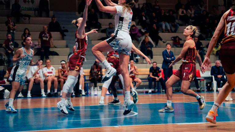 Un appoggio a canestro di Marie Reichert che ha segnato solo 6 punti contro la Reyer Venezia