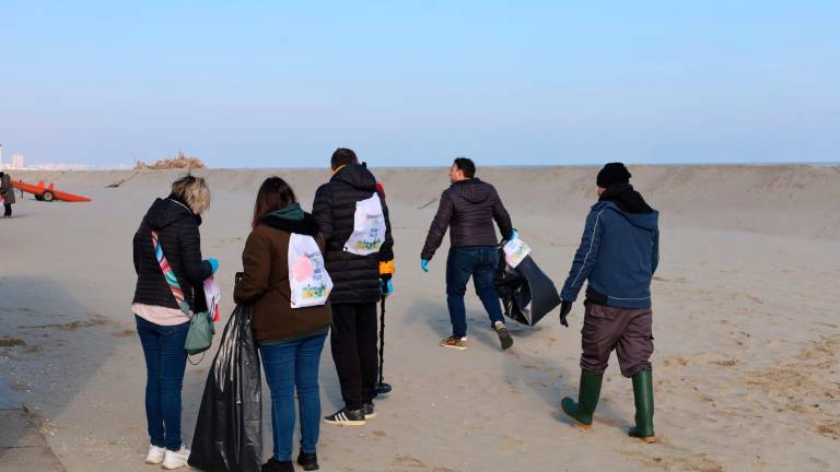 Cervia, col metal detector a ripulire la spiaggia di Tagliata dai rifiuti metallici