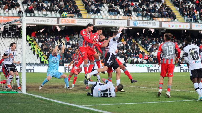 Una azione concitata della gara d’andata vinta 0-1 dai grigiorossi al Manuzzi (foto Zanotti)