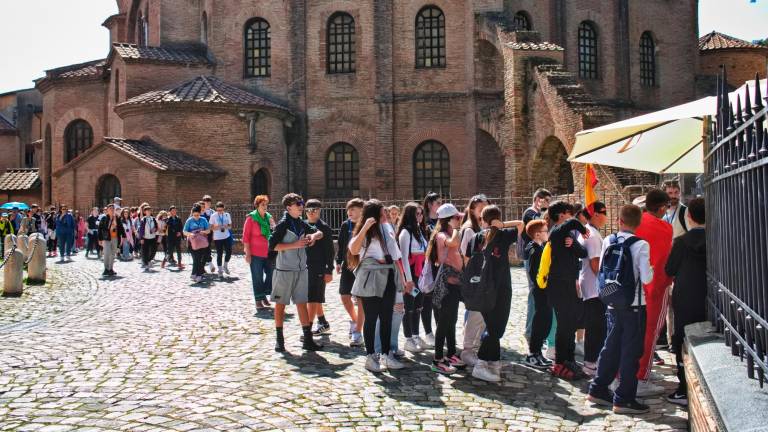 Turisti a Ravenna vicino a San Vitale