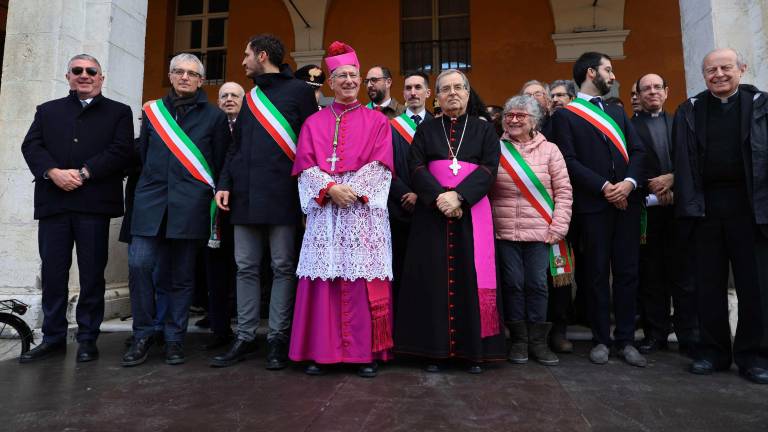 Cesena. Bagno di folla in piazza del Popolo per l’abbraccio con il nuovo vescovo Caiazzo. FOTO GALLERY