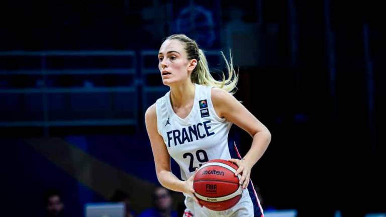 La 21enne Sara Roumy con la canotta della nazionale giovanile francese