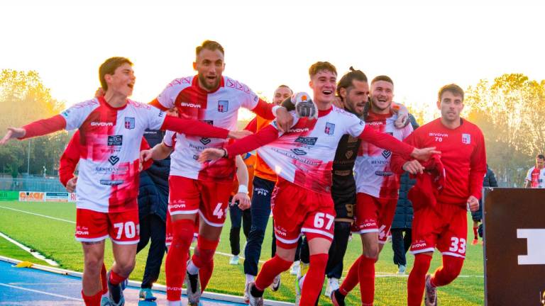 Samuele Rosini con il numero 67 guida la festa del Rimini dopo la vittoria sulla Carrarese foto TOMMASO MOROSETTI