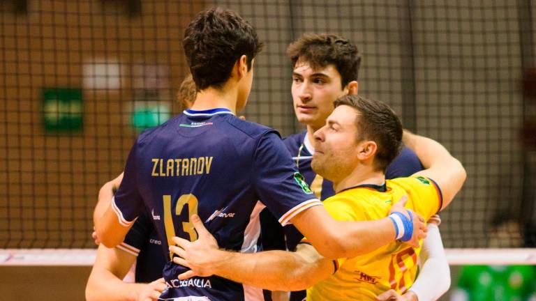 Il sedicenne Manuel Zlatanov, qui festeggiato dal capitano Riccardo Goi, è stato il match winner della Consar Ravenna a Fano (foto Massimo Fiorentini)