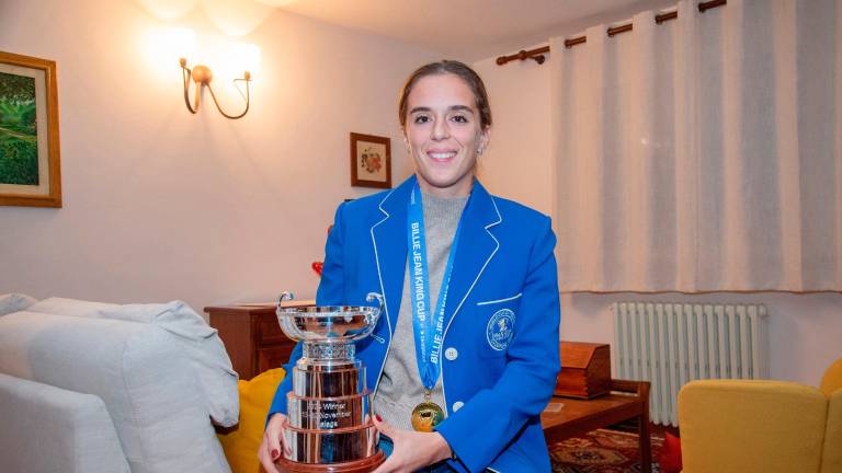 Lucia Bronzetti ieri pomeriggio nella sua abitazione di Villa Verucchio con coppa, giacca e medaglia quale vincitrice della Billie Jean King Cup (foto Tommaso Morosetti)