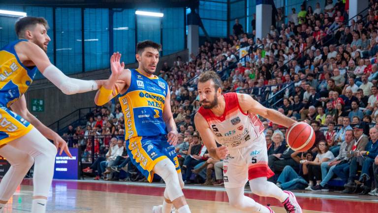 Alessandro Grande nella gara d’andata al Flaminio contro Cividale: sarà lui a gestire la regia biancorossa nella sfida di stasera foto tommaso morosetti