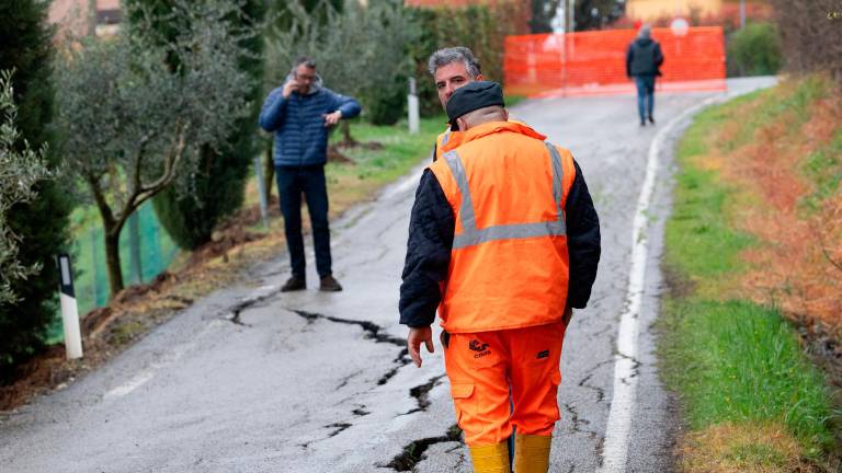 Imola, a Pieve Sant’Andrea 35 evacuati per la crepe che si aprono sulla strada