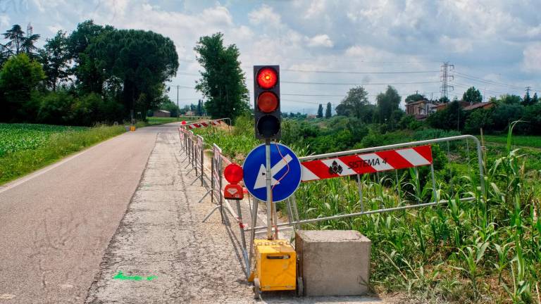 Frana lungo l’argine del fiume Ronco al confine tra Ravenna e Forlì. Stop al servizio di trasporto scolastico a Borgo Sisa