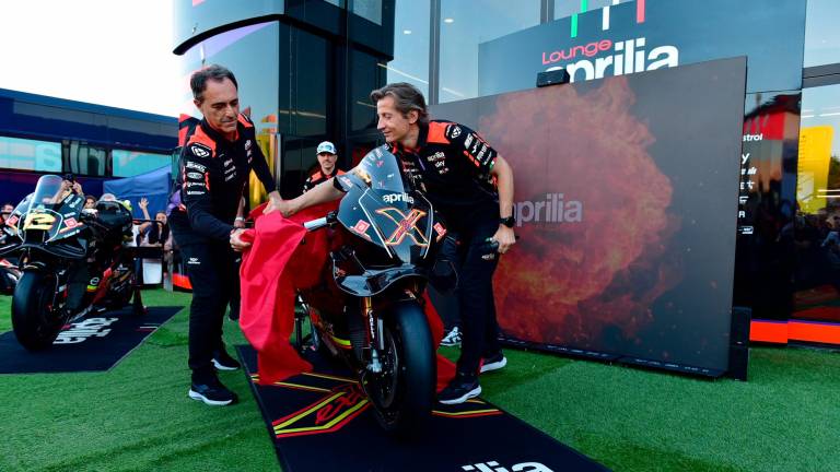 Massimo Rivola (a destra) con Romano Albesiano scopre la nuova Aprilia Rsv4 X (foto Fini)