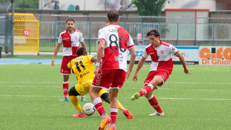 L’esterno sinistro alto del centrocampo Luca Falbo in azione con la maglia biancorossa