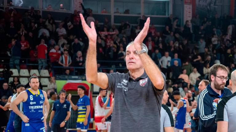 Sandro Dell‘Agnello applaude giocatori e pubblico a fine partita (foto Morosetti)