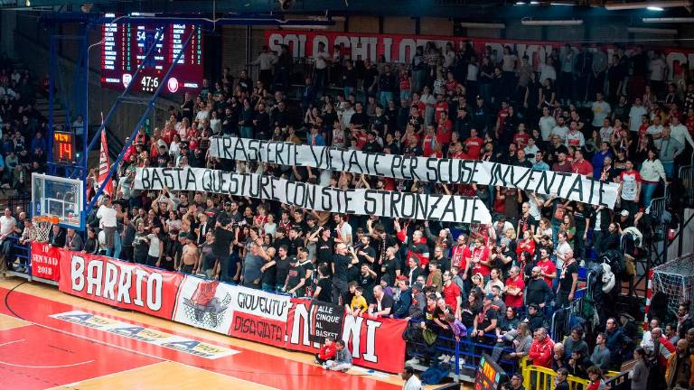 Lo striscione degli ultras riminesi contro il divieto di trasferta a Forlì