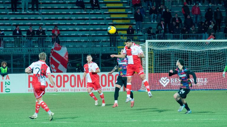 Il centrocampista Alessandro Lombardi in un duello aereo (foto TOMMASO MOROSETTI)