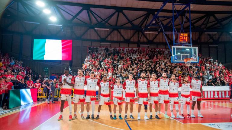 Capitan Bedetti e compagni prima della palla a due nel derby contro l’Unieuro in un palasport Flaminio vestito a festa (Morosetti)