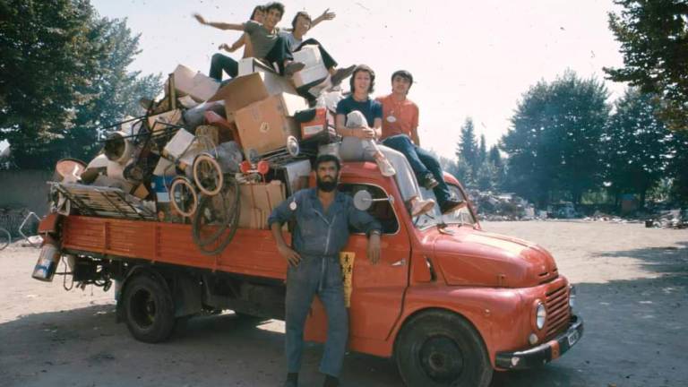 Un fra Vittore giovane con i ragazzi di uno dei tanti campi di lavoro, tutti lo hanno ricordato così