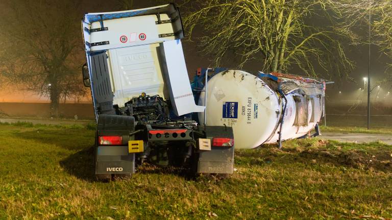 Ravenna, travolge la segnaletica del cantiere sul passaggio a livello e si ribalta col camion carico di vino - Gallery