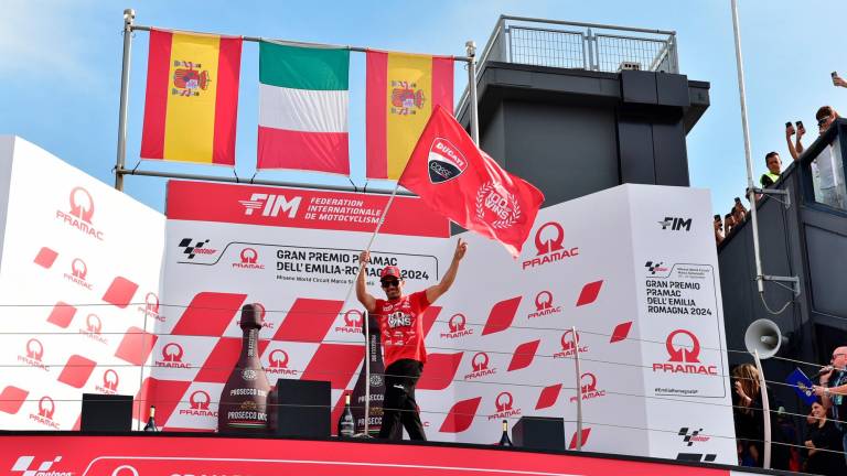 Michele Pirro ha fatto l’apripista sul podio di Misano per festeggiare il 100° successo Ducati in MotoGp foto fini